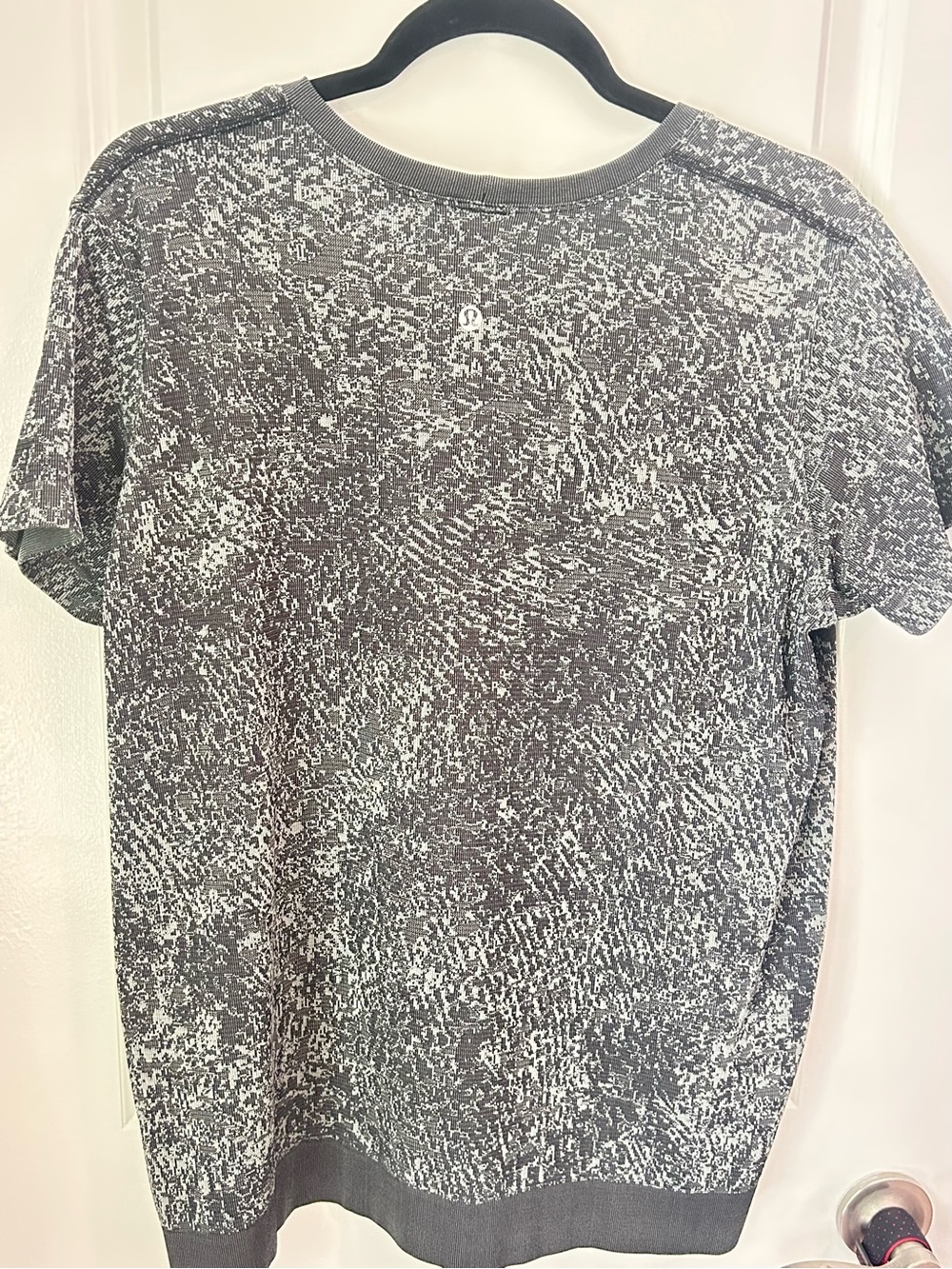 Lululemon Swiftly Breathe Relaxed Fit Top Size 12. Black and White design. - Picture 3 of 6